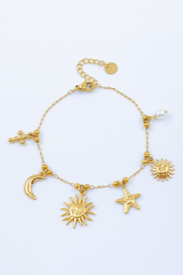 Bracelet fin doré multi-pendentifs soleil, lune, étoile de mer et perle