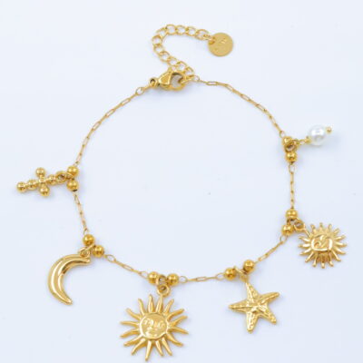 Bracelet fin doré multi-pendentifs soleil, lune, étoile de mer et perle