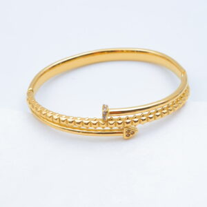 Bracelet jonc doré flèche sertie de strass et motif pyramidal