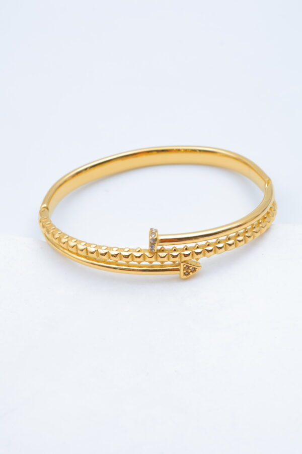 Bracelet jonc doré flèche sertie de strass et motif pyramidal