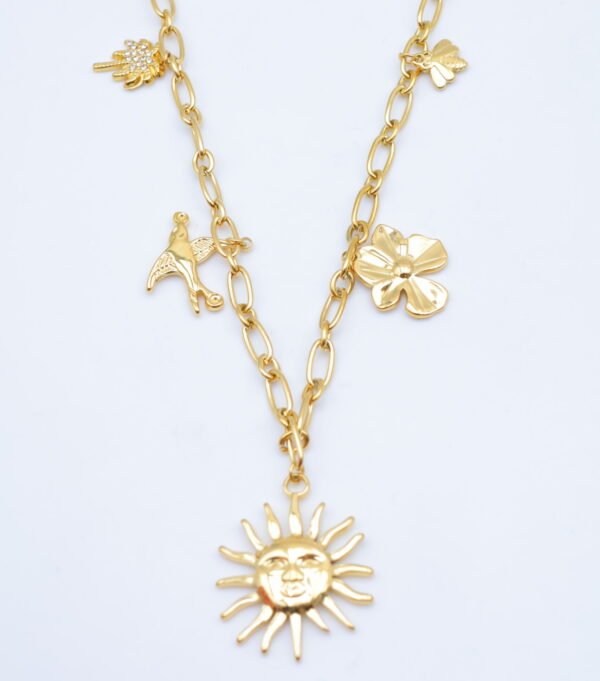 Collier chaîne dorée multi-pendentifs soleil, oiseau et fleurs