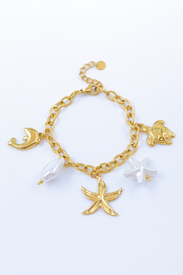 Bracelet chaîne dorée multi-pendentifs marins et perles