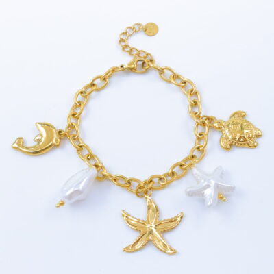 Bracelet chaîne dorée multi-pendentifs marins et perles