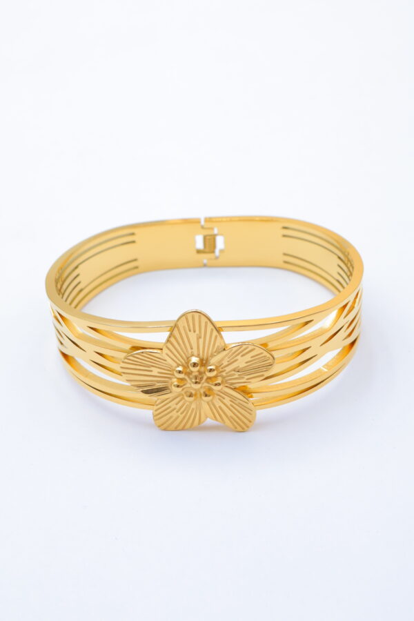 Bracelet jonc doré à large fleur ciselée