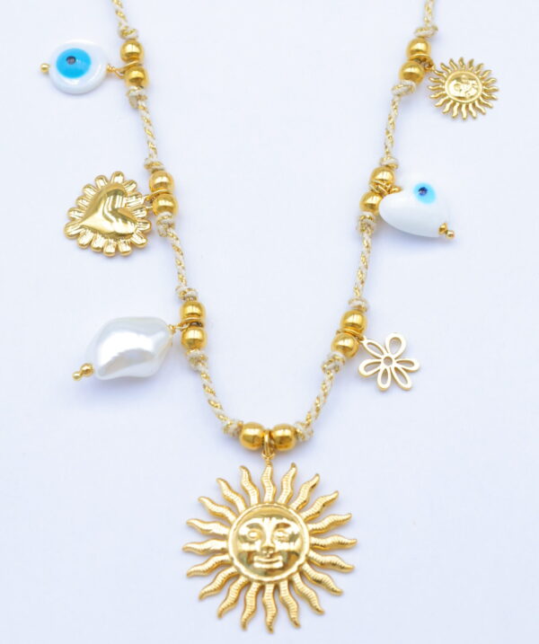 Collier doré multi-pendentifs soleil, cœur, perle et œil protecteur