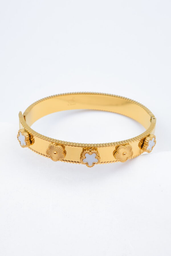 Bracelet jonc doré à motifs trèfle et fleurs en nacre blanche