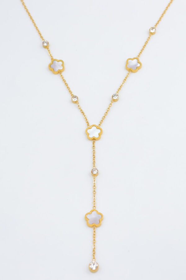 Collier doré pendentif long avec fleurs en nacre et cristaux
