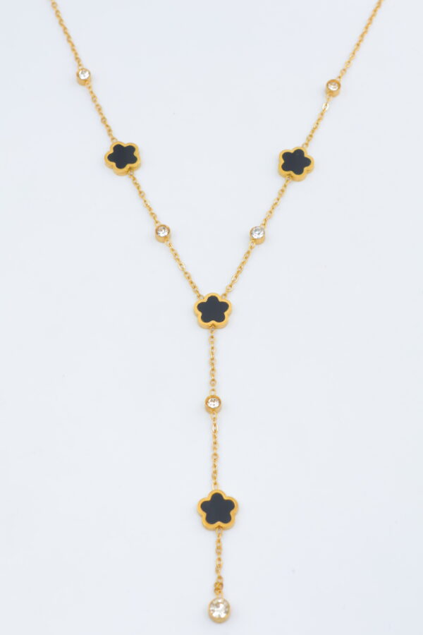 Collier doré pendentif long avec fleurs noires et cristaux