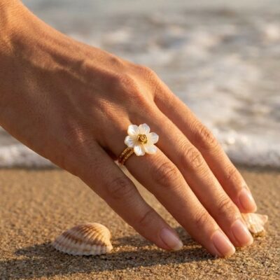 Bague Margaux – Fleur de Nacre Dorée