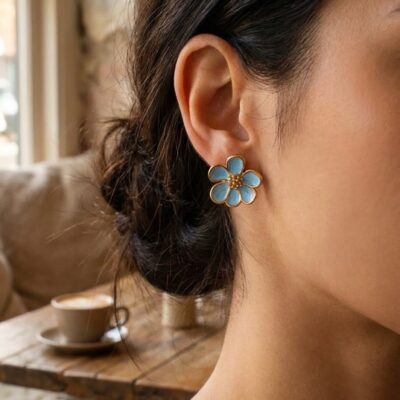 Boucles d'Oreilles Capucine – Fleur émaillée bleu ciel