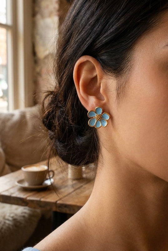 Boucles d'Oreilles Capucine – Fleur émaillée bleu ciel