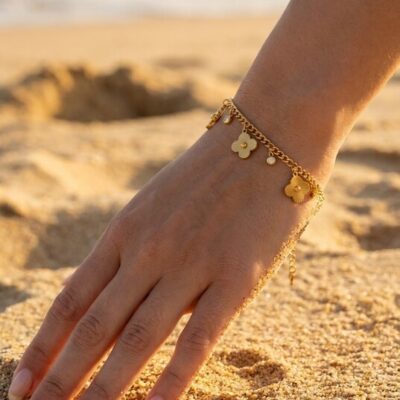 Bracelet Anaëlle – breloques trèfles et perles dorées