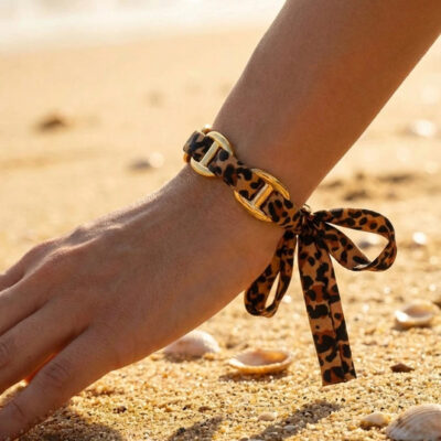 Bracelet Capucine – Chaîne dorée et ruban léopard