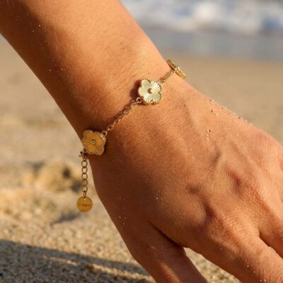 Bracelet Capucine – chaîne trèfles dorés et médaillon