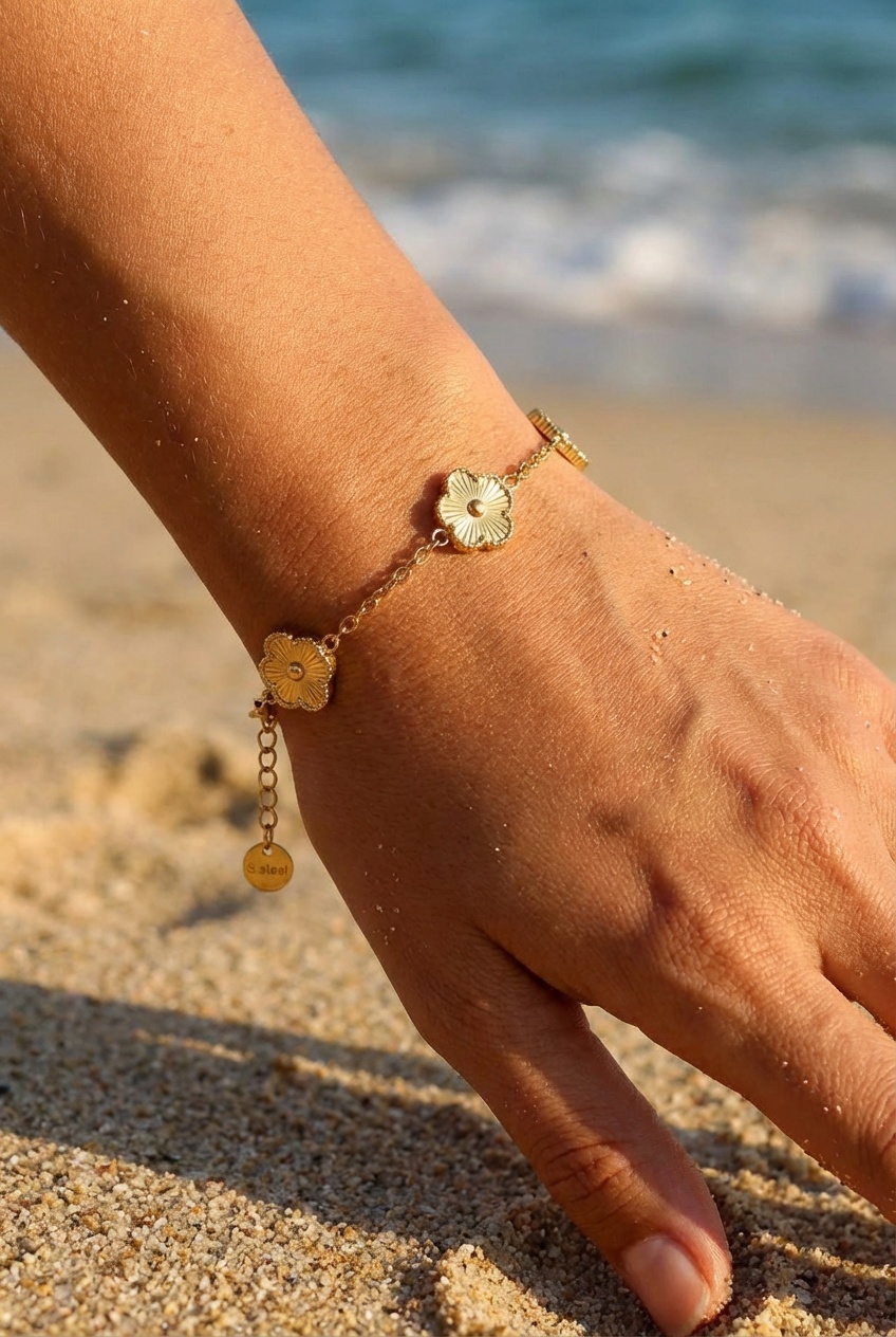 Bracelet Capucine – chaîne trèfles dorés et médaillon