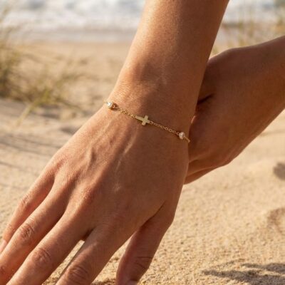 Bracelet Céleste – croix dorée et perles blanches