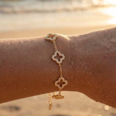 Bracelet Louna – Chaîne dorée trèfles strassés