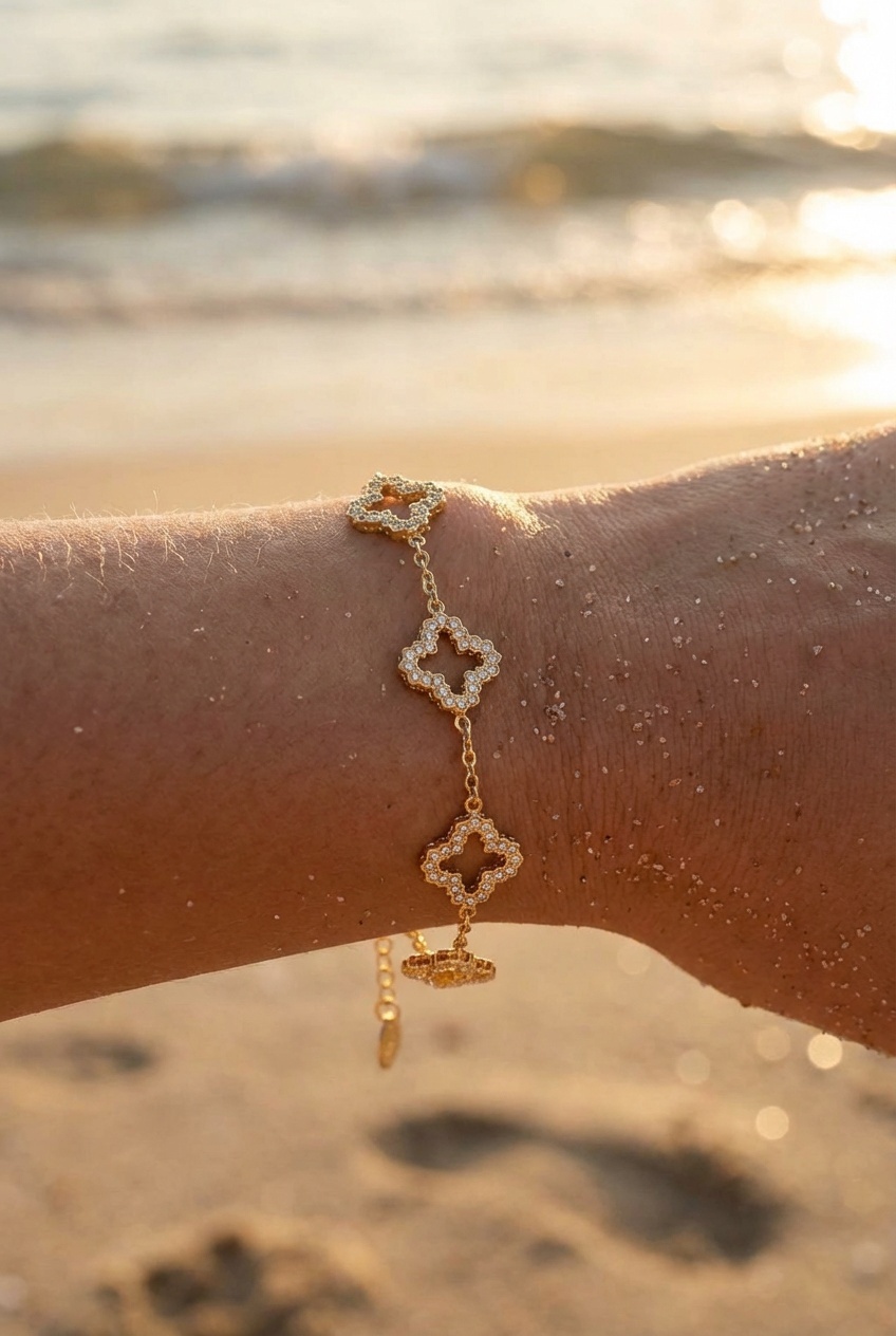 Bracelet Louna – Chaîne dorée trèfles strassés