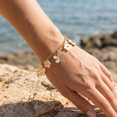 Bracelet Maëlys – Charms fleurs et papillons dorés