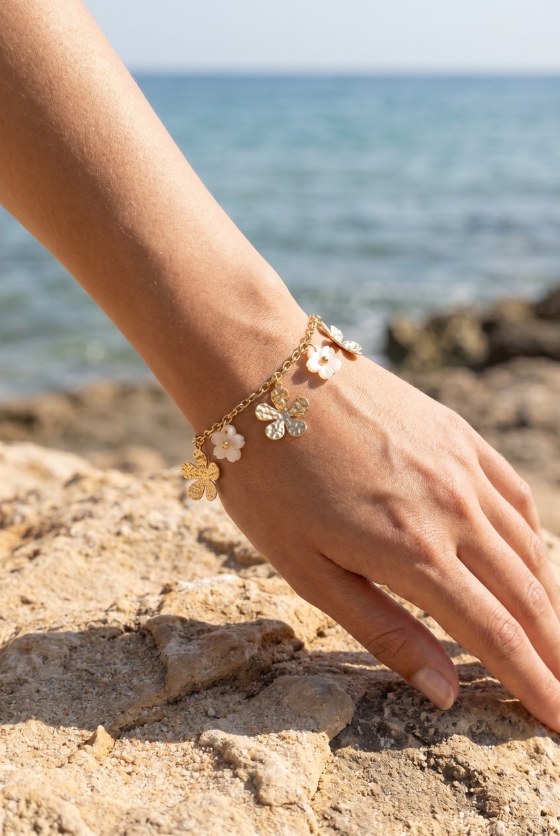 Bracelet Maëlys – Charms fleurs et papillons dorés
