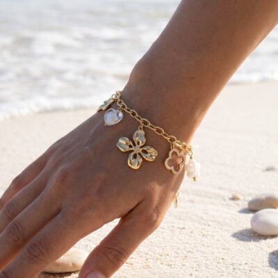 Bracelet Margaux – Chaîne dorée fleurs en nacre