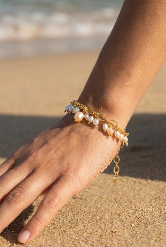 Bracelet Nayla – cascade de perles nacrées