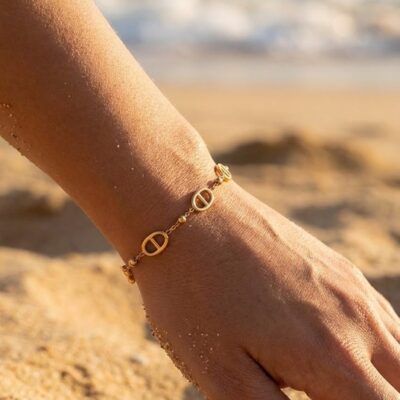 Bracelet Océane – chaîne maillons dorés et perles nacrées