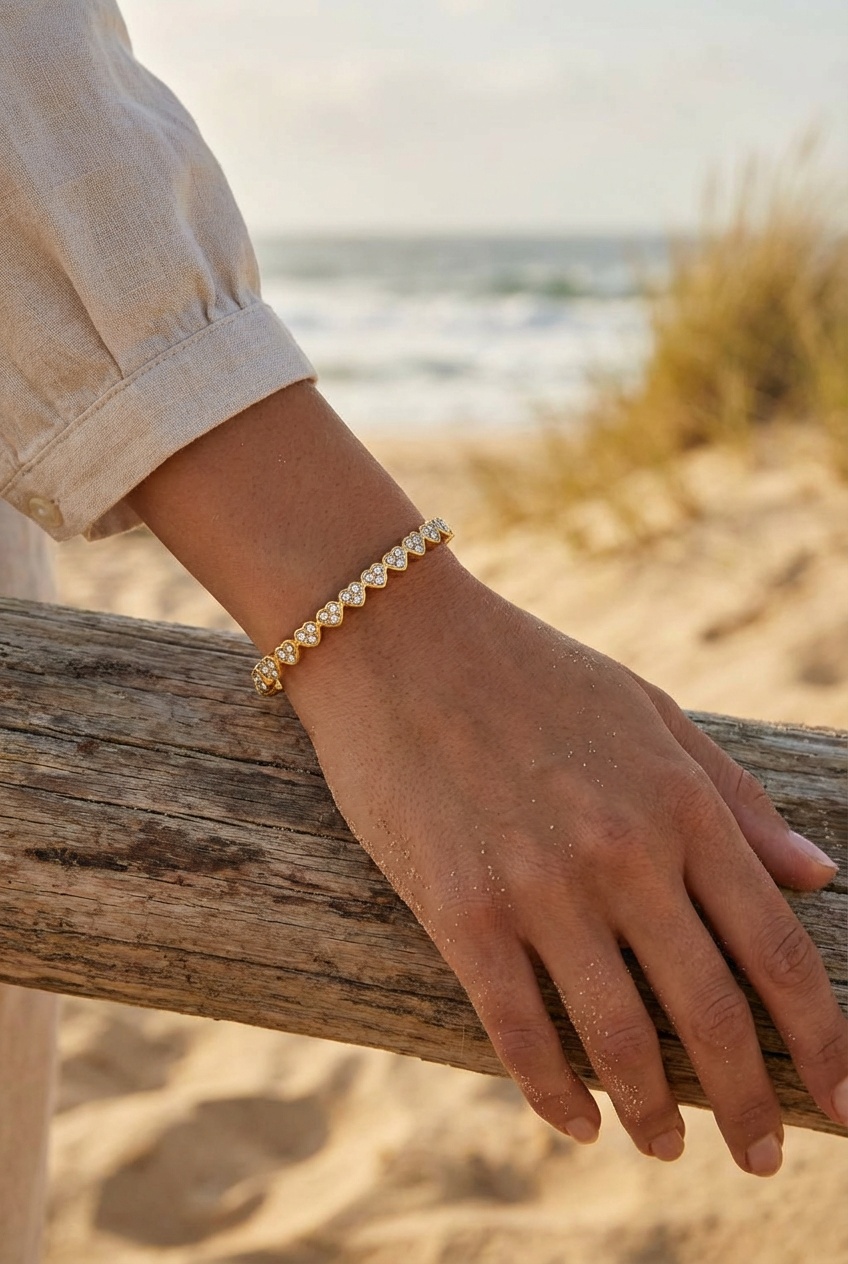 Bracelet Perrine – Rangée de cœurs sertis strass