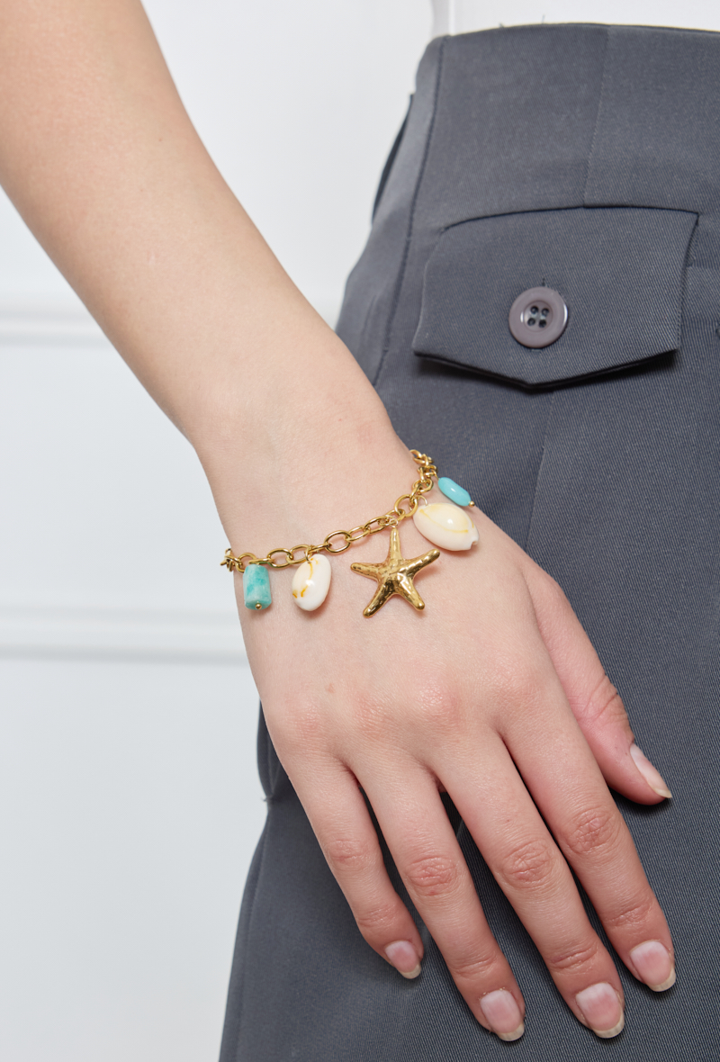 Bracelet Solveig – Chaîne dorée charms coquillages