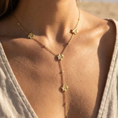 Collier Adèle – Chaîne Dorée Fleurs Strassées