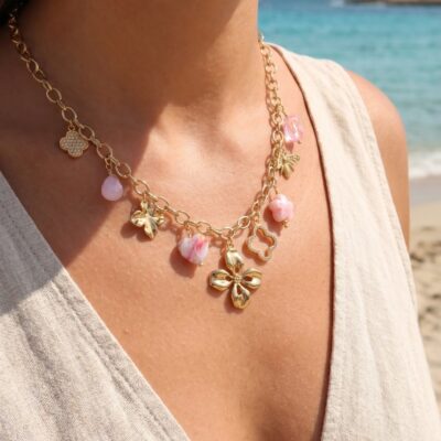 Collier Amélie – Charms Trèfles Roses & Abeille