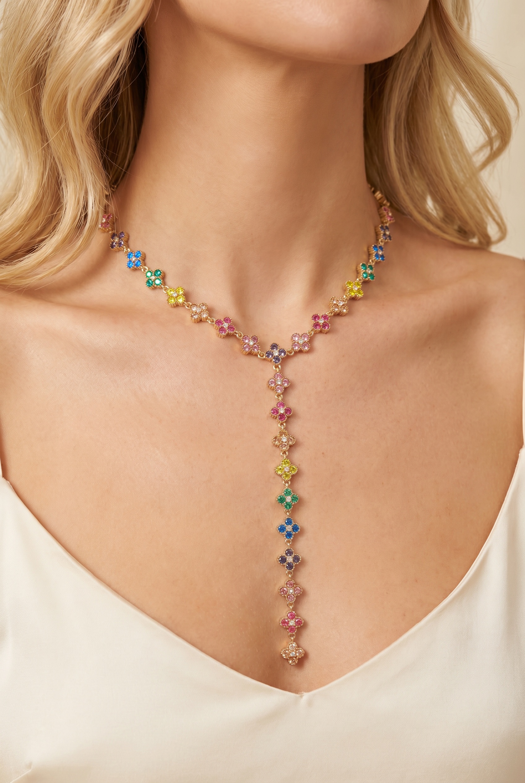 Collier Anaïs – Fleurs multicolores façon trèfle