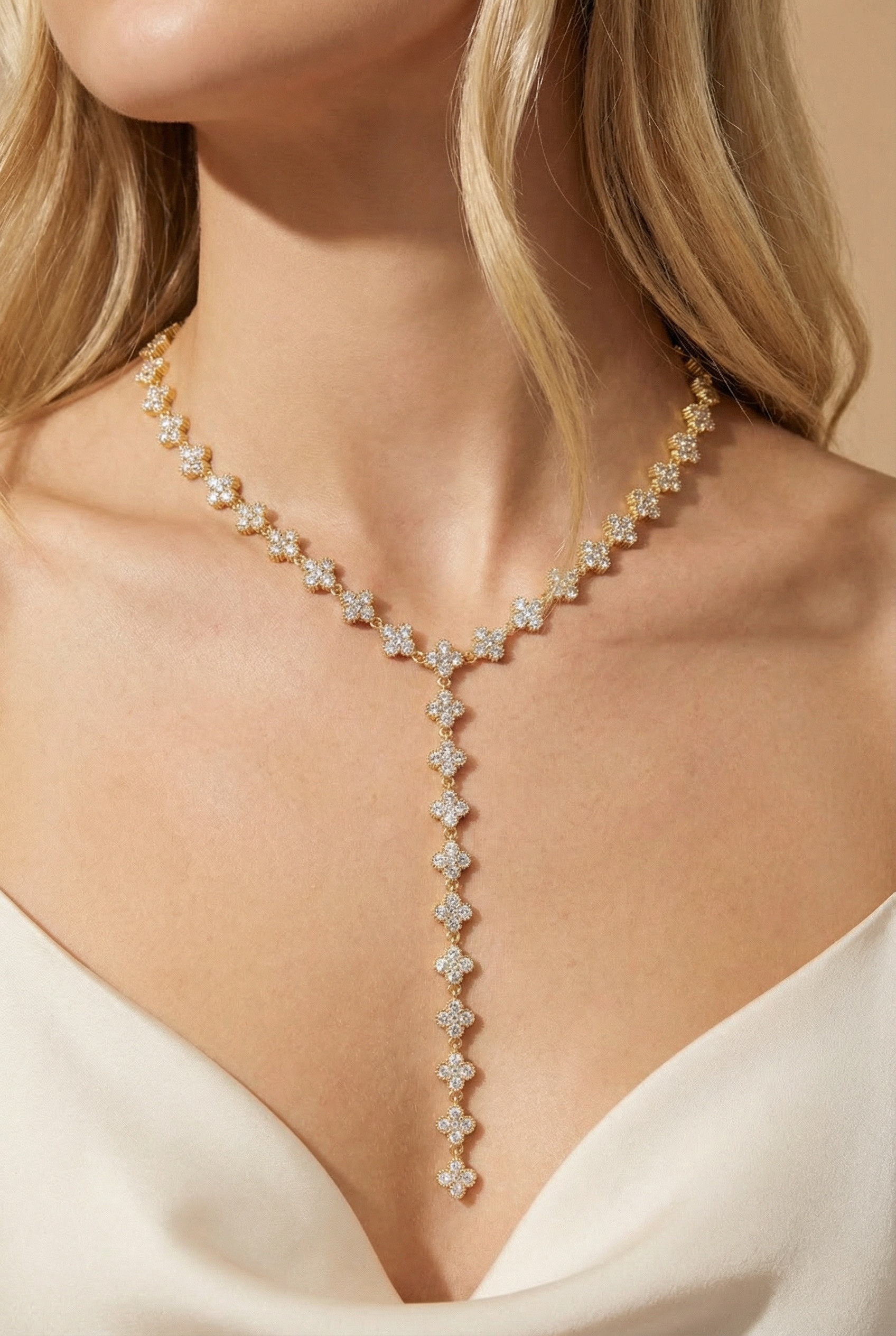 Collier Clara – Fleurs blanches façon trèfle en Y