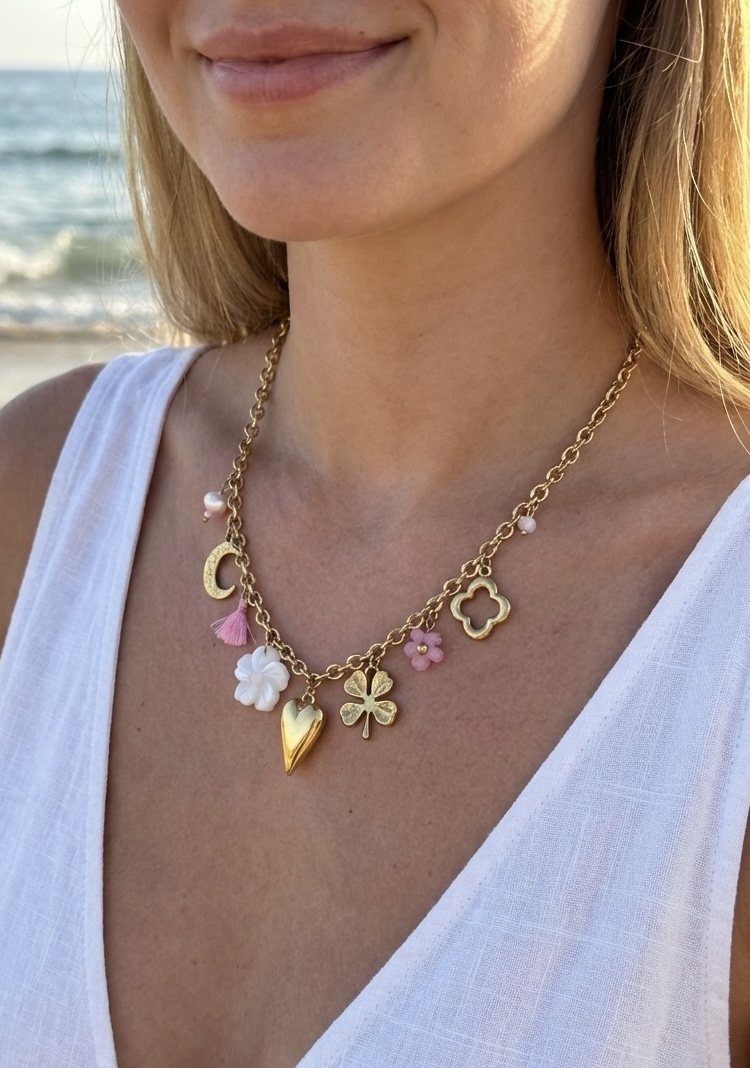 Collier Colette – Breloques lune, fleurs et cœur doré