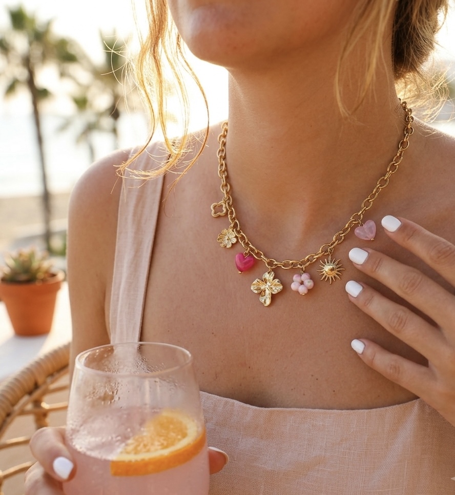 Collier Louna – Chaîne charms fleurs et coeurs