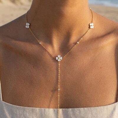 Collier Margaux – Fleurs nacrées et strass dorés